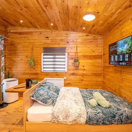 Couette-café Au Coucher Du Soleil, Avec Jacuzzi Et Sauna *