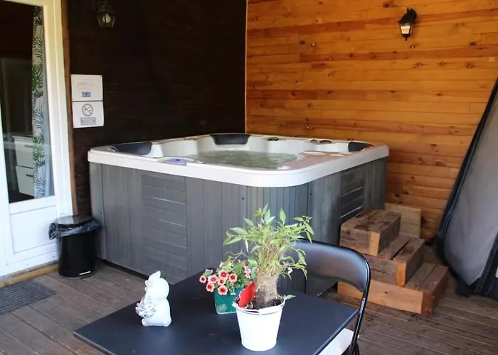 Couette-café Au Coucher Du Soleil, Avec Jacuzzi Et Sauna *